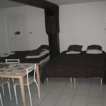 Traditional Loft & Studio דירה